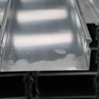 सेल्फ-लॉकिंग केबल ट्रे