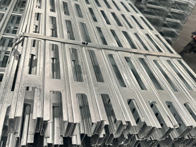 स्टेप्ड केबल ट्रे